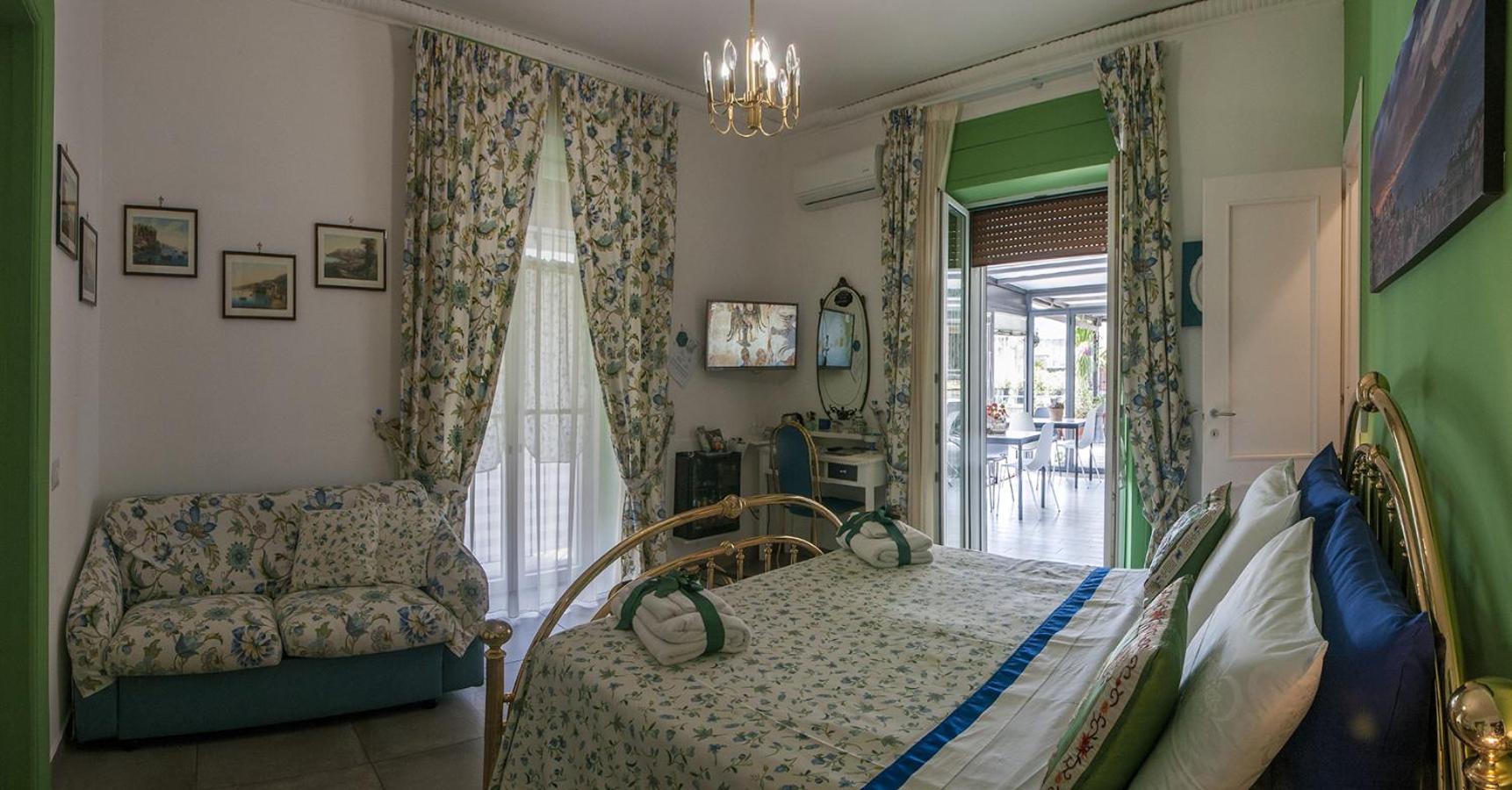 La Terrazza ai Miracoli Bed and Breakfast Napoli Esterno foto