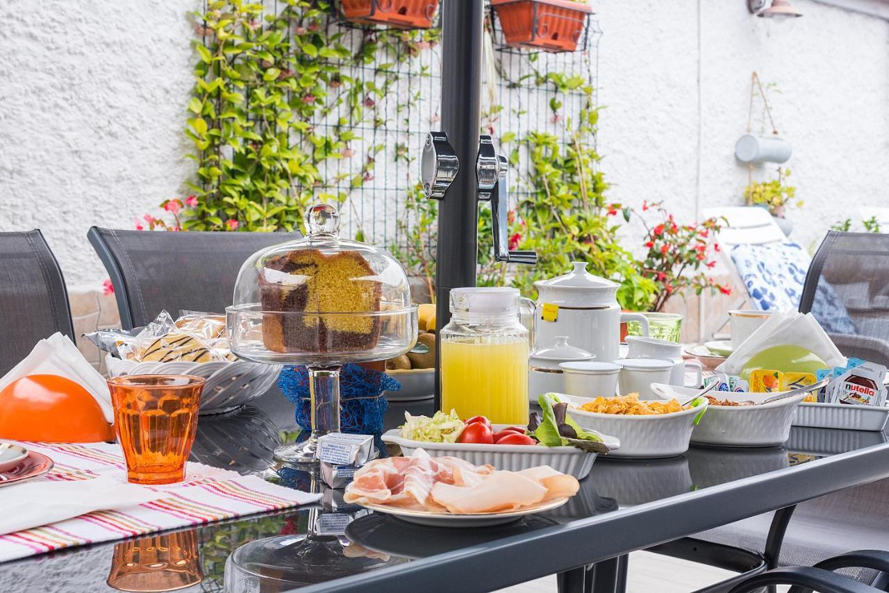 La Terrazza ai Miracoli Bed and Breakfast Napoli Esterno foto